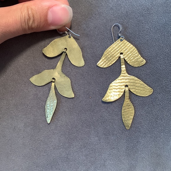 • Earrings • - Picture 2 of 3